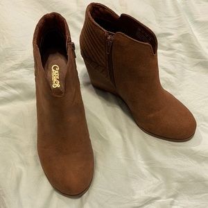 Never worn! Suede brown wedges!